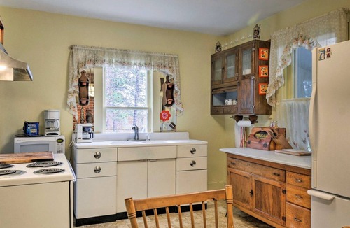 Le Roy House | Rose Lake Wilderness Retreat & XC Ski Cabin