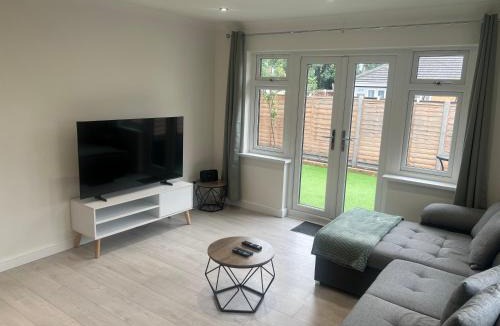 Edmonton Apartment | Rose Mews, Newly Refurbed Modern Interior with Garden