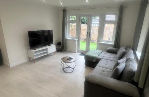 Edmonton Apartment | Rose Mews, Newly Refurbed Modern Interior with Garden