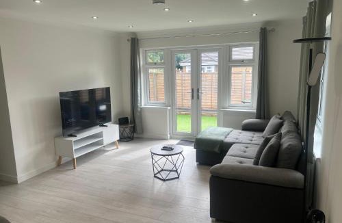 Edmonton Apartment | Rose Mews, Newly Refurbed Modern Interior with Garden