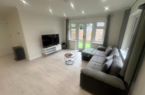 Edmonton Apartment | Rose Mews, Newly Refurbed Modern Interior with Garden