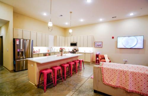 Lawrence Apartment | Rose Quartz Suite - NEW 2 bdrm 2 bath