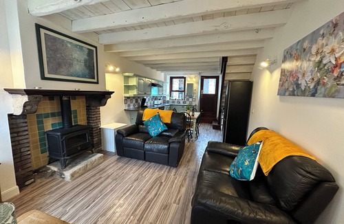Saint-Amand-Magnazeix Cottage | Rose Retreat