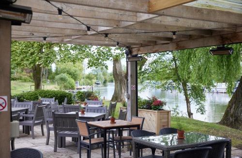 Standlake Hotel | Rose Revived by Chef & Brewer Collection