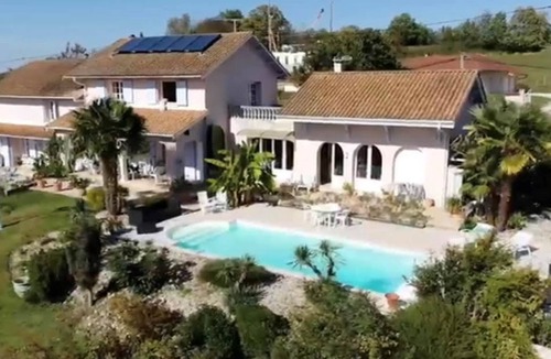 Saint Didier de la Tour Apartment | Rose Room