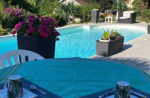 Saint Didier de la Tour Apartment | Rose Room