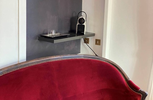 Saint Didier de la Tour Apartment | Rose Room