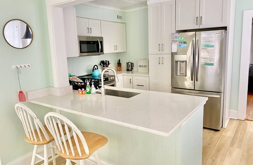 Tybee Island Cottage | Rose's Folie PETS Fenced Yard. North End