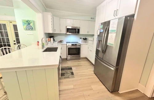 Tybee Island Cottage | Rose's Folie PETS Fenced Yard. North End