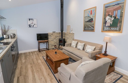 Black Bourton Cottage | ROSE STABLES, family friendly, with open fire in Bampton