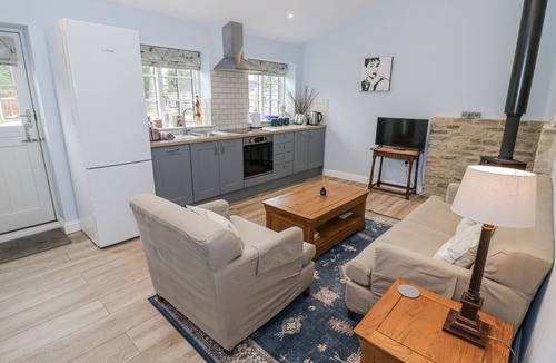 Black Bourton Cottage | ROSE STABLES, family friendly, with open fire in Bampton