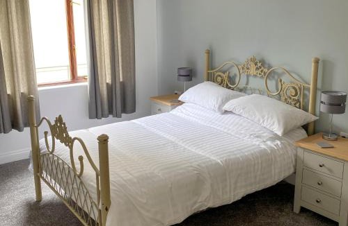 Liskeard House | Rosecraddoc Manor - Riverbank