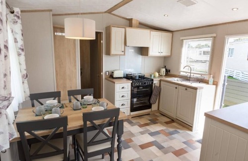 South Cerney Cabin | Rosedale Lakeside Lodge