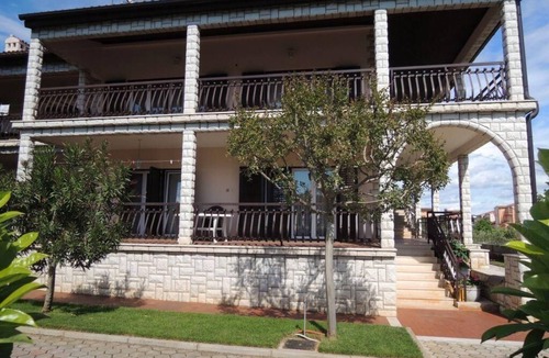 Vrvari Apartment | Rosemary flat with terrace and pool