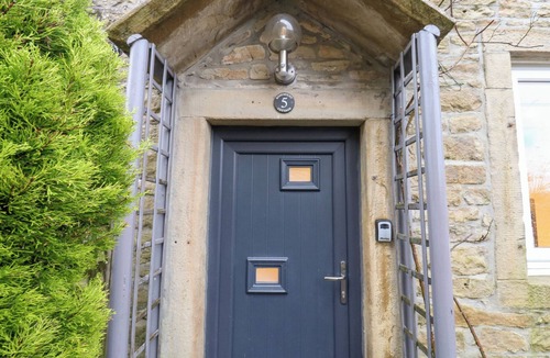 Barnoldswick Cottage | ROSEMOUNT COTTAGE, pet friendly in Salterforth