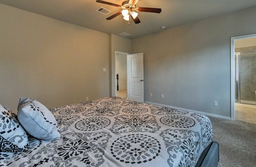 Rosenberg House | Rosenberg Townhome by Brazos Town Center!