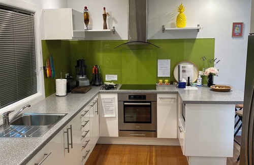 Bright Cottage | Roses On The River -An absolute river frontage cottage