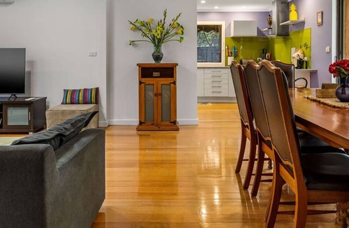 Bright Cottage | Roses On The River -An absolute river frontage cottage