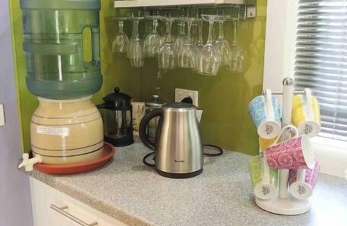 Bright Cottage | Roses On The River -An absolute river frontage cottage