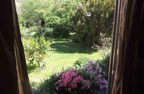 Bright Cottage | Roses On The River -An absolute river frontage cottage