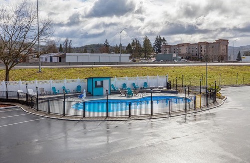 Roseburg Hotel | Rosewood Inn & Suites