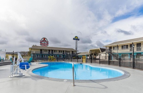 Roseburg Hotel | Rosewood Inn & Suites