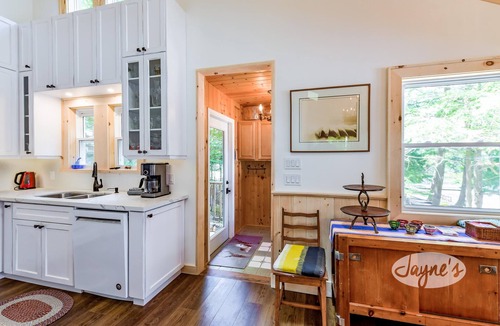 Minett Cottage | Rosseau Beachfront Cottage! Sunrises & Sunsets! Sleeps 15! MUST SEE!