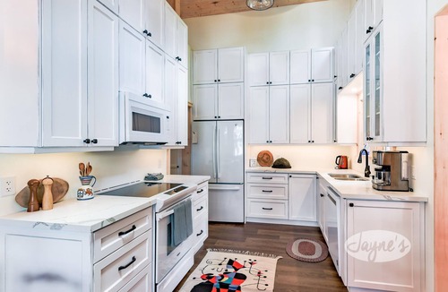 Minett Cottage | Rosseau Beachfront Cottage! Sunrises & Sunsets! Sleeps 15! MUST SEE!