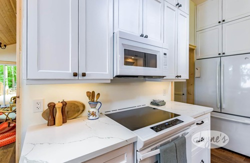 Minett Cottage | Rosseau Beachfront Cottage! Sunrises & Sunsets! Sleeps 15! MUST SEE!