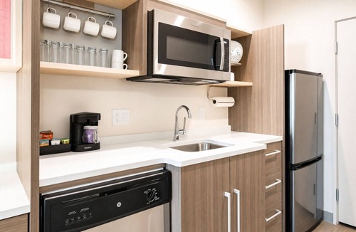 Roswell Hotel | Roswell’s Urban Ease: 3 Spacious Units. FREE Parking, Indoor Pool!