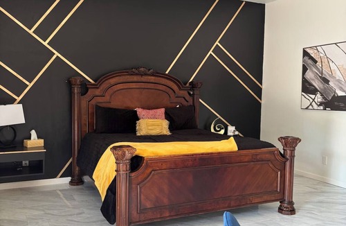 Norman Apartment | Rouge Room at Whispering Pines bed-and-breakfast