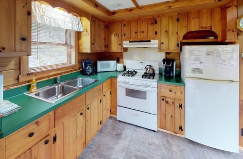 Gaines Cabin | Rough Cut Lodge - Oak Cabin
