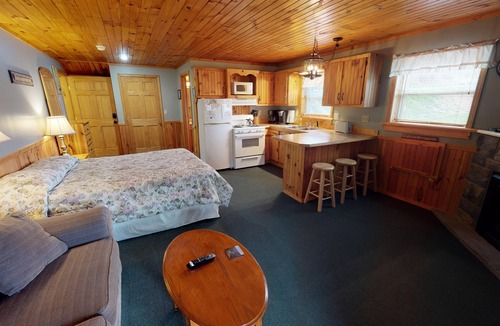 Gaines Hotel | Rough Cut Lodge - Suite 3