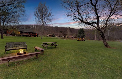 Gaines Hotel | Rough Cut Lodge - Suite 3