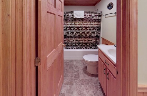 Gaines Hotel | Rough Cut Lodge - Suite 5