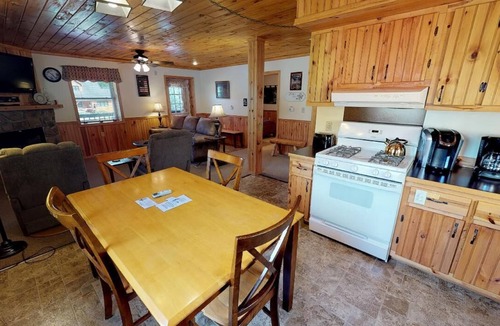 Gaines Hotel | Rough Cut Lodge - Suite 6