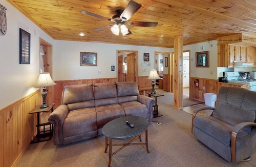 Gaines Hotel | Rough Cut Lodge - Suite 6