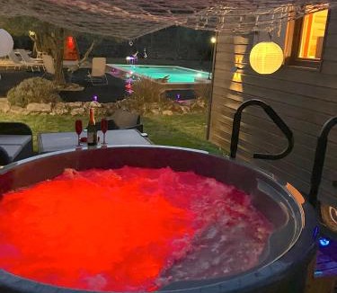 Uzes Ski Chalet | Roulotes de charme avec piscine chauffée et bain nordique à Uzès