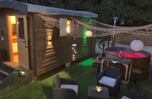 Uzes Ski Chalet | Roulotes de charme avec piscine chauffée et bain nordique à Uzès