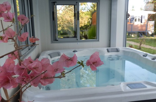Doue-en-Anjou House | ROULOTTE GITE JACUZZI HEATED COVERED PRIVATE POOL AND SAUMUR DOUE