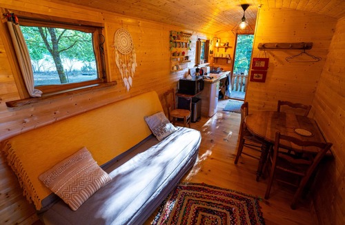 Saint-Pardoux Ski Chalet | Roulotte in the heart of nature, on the shores of Lake St Pardoux.