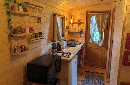 Saint-Pardoux Ski Chalet | Roulotte in the heart of nature, on the shores of Lake St Pardoux.