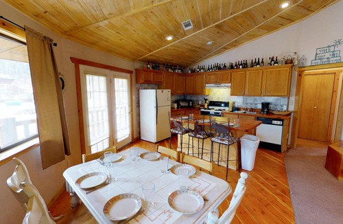Red River House | Round Eagle House on the River with Wifi