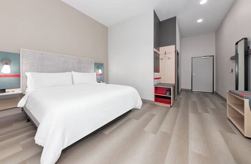Davis Spring Commercial Hotel | Round Rock Center, King Studio, Gym & Breakfast