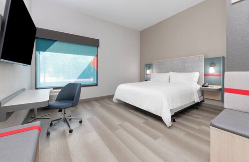 Davis Spring Commercial Hotel | Round Rock Center, King Studio, Gym & Breakfast