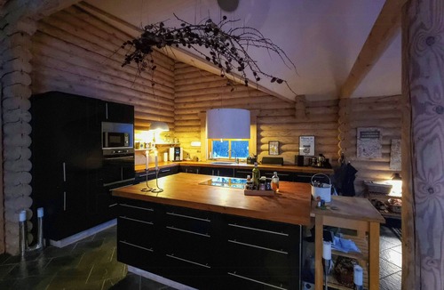 Hadsund House | Round timber house in forest near Mariager