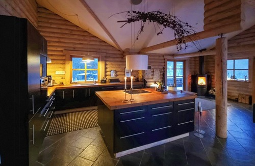 Hadsund House | Round timber house in forest near Mariager