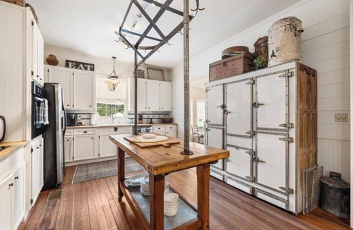 Warrenton House | Round Top charm w/POOL and outdoor dining