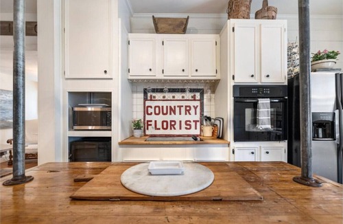 Warrenton House | Round Top charm w/POOL and outdoor dining