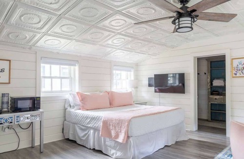 Round Top House | Round Top Cottage for 4 | IN TOWN | Walk to Shops